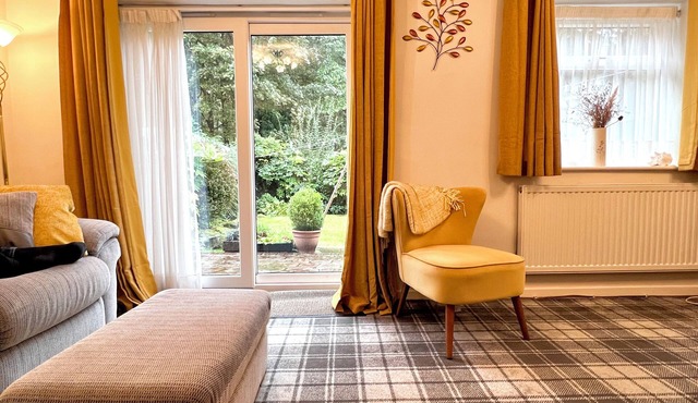 Cheerful 2 Bedroom Home with Off-road parking