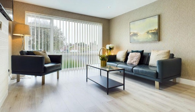 Cheerful 2 - bedroom home with free parking.