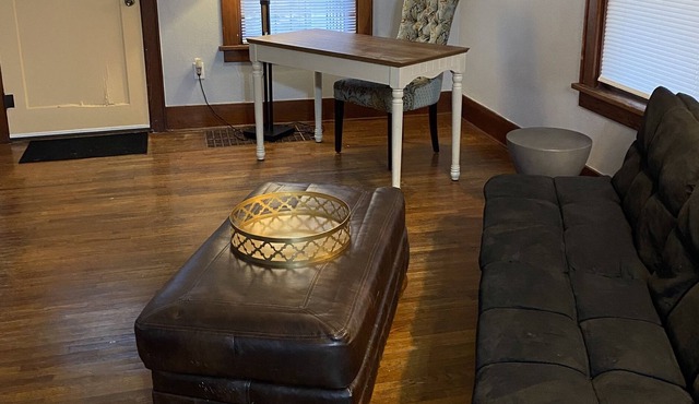 Cheerful 2 Bedroom Home with Parking and WiFi