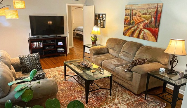 Cheerful 2-bedroom Home in West Homewood