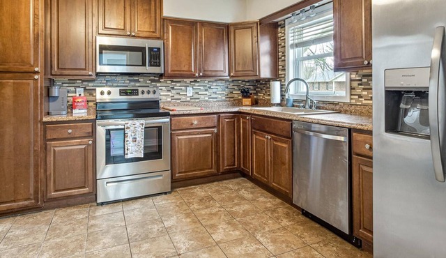 Cheerful 2 Bedroom Home with plenty of room!!