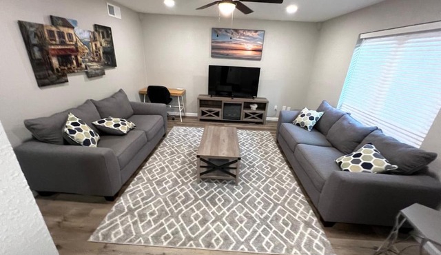 Cheerful 2 bedroom home 20 minutes from downtown
