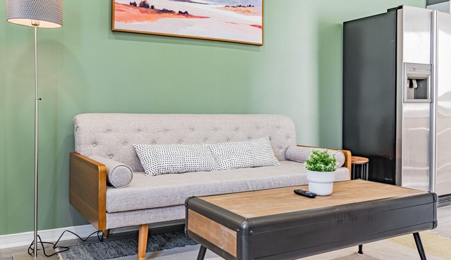 Cheerful 2-bedroom home with free parking