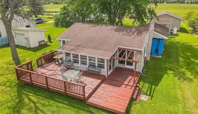 Cheerful 2 Bedroom home on Lake Ontario