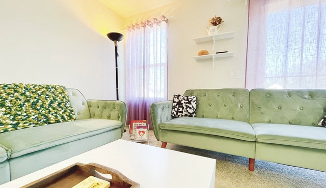 Cheerful 2- bedroom home with parking garage