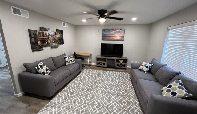 Cheerful 2 bedroom home 20 minutes from downtown