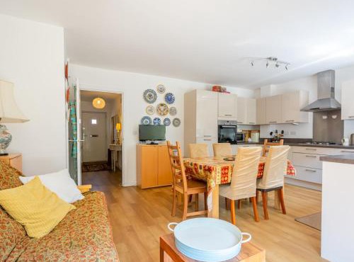 Cheerful 2-Bedroom house with Private parking - Pass the Keys