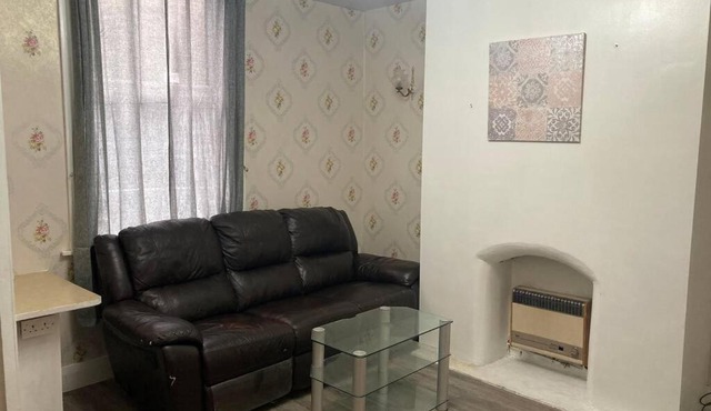 Cheerful 2 bedroom house with free parking