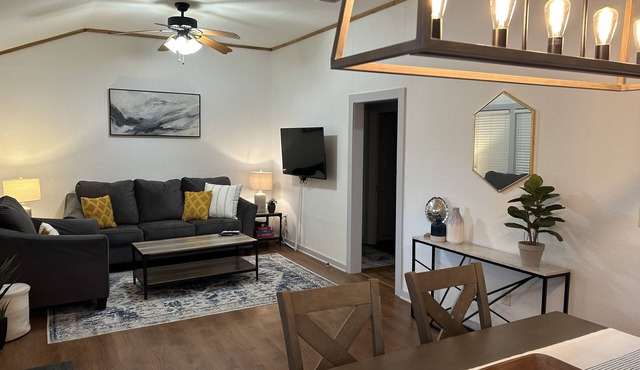 Cheerful 2 Bedroom in Shiner - Close to Downtown