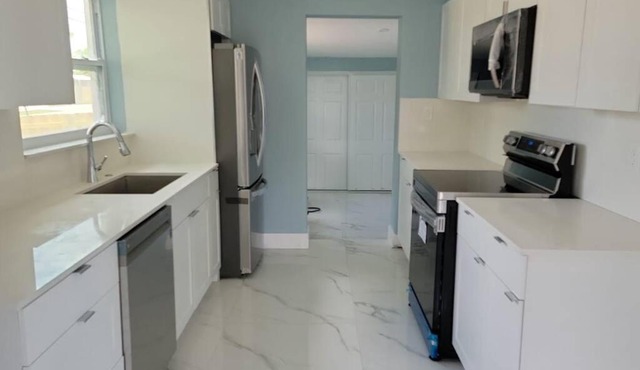 Cheerful 2 Bedroom Lakehouse Home Woffice Space