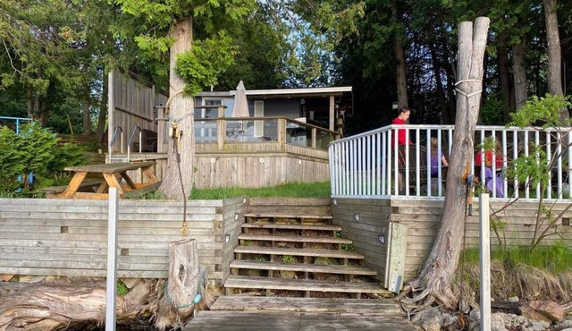 Cheerful 2 bedroom (plus bunkie) cottage right on Beaver Lake