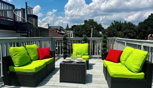 Cheerful 2-bedroom row house with rooftop deck!