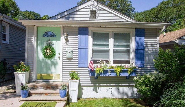 Cheerful 2-bedroom shore cottage with free parking