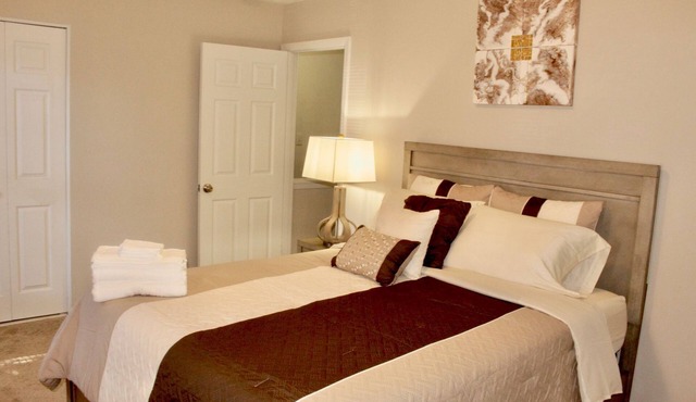 Cheerful 2 bedroom townhouse with indoor Fireplace