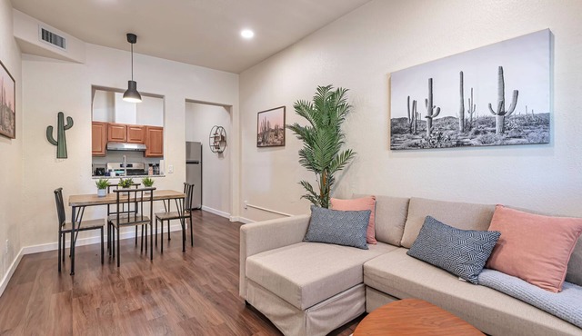 Cheerful 2 Bedroom Townhouse Close to U of A