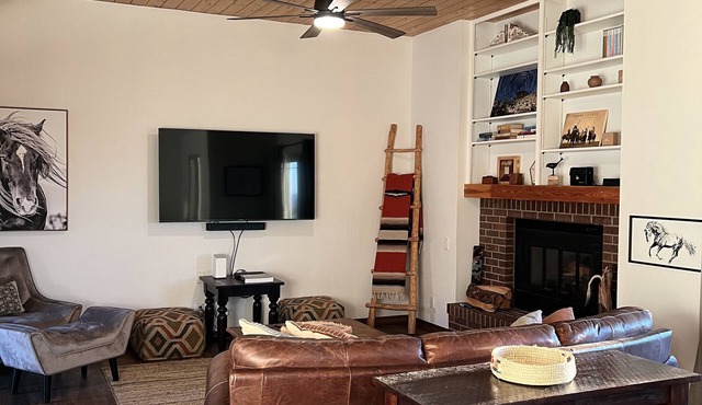 Cheerful 2-bedroom Northeast Albuquerque home