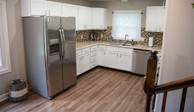 Cheerful 2 bedroom home with indoor fireplace!