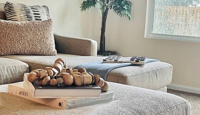 Cheerful 2 bedroom townhouse with attached garage