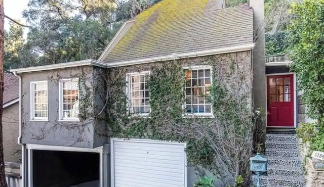 Cheerful 2-bedroom garden home with hot tub