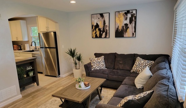 Cheerful 2 Bedroom Residential home!