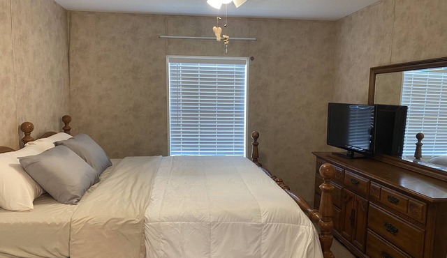 Cheerful 2 bedroom home, King Suite, Wi-Fi
