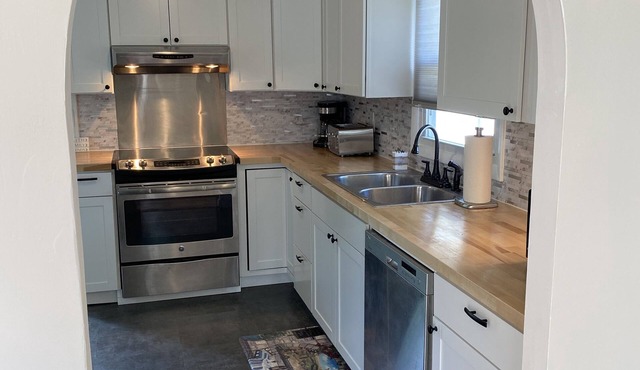 Cheerful 2 Bedroom House with off street parking