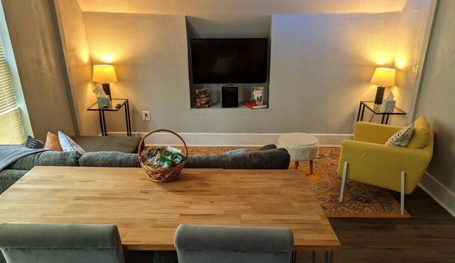 Cheerful 2 bedroom apartment! (Upstairs - private entry)