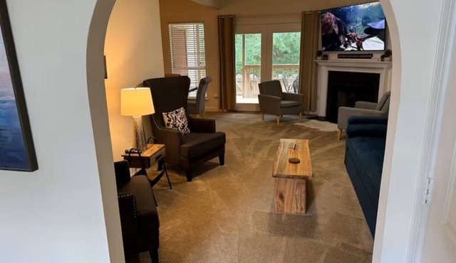 Cheerful 2 bedroom townhouse with fireplace