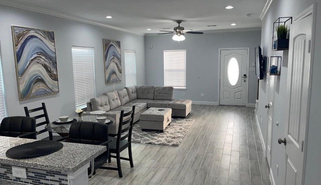 Cheerful 2 bedroom w/ upstairs balcony & a view