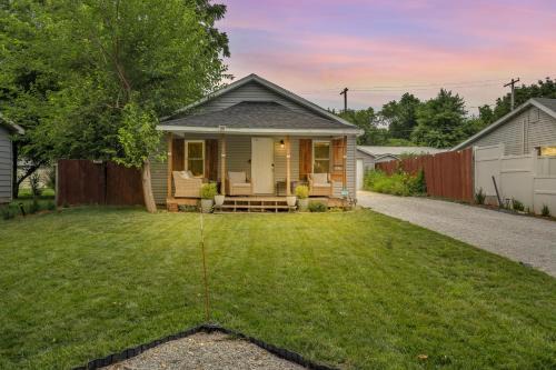 Cheerful 2-Bedroom with convenient Expressway access