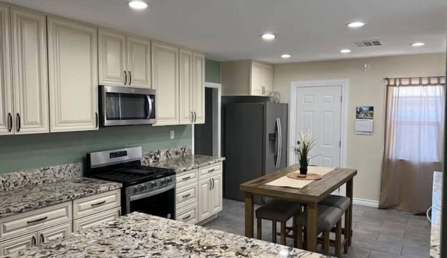Cheerful 2 br/1 full bath home near SoFi/Beaches