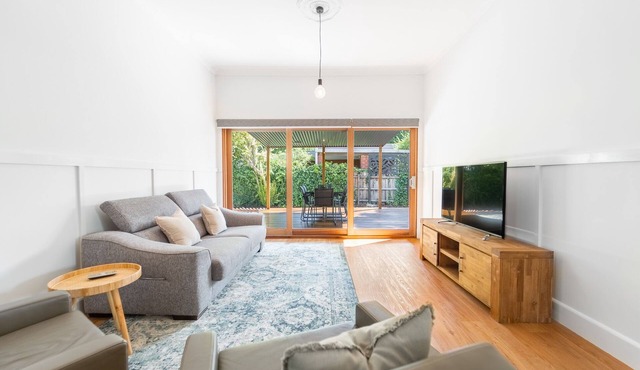 Cheerful 2 BR 2 BA home opposite friendly cafe/pub