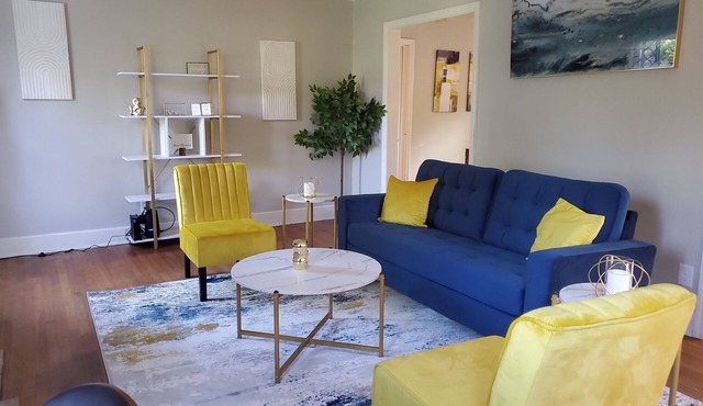 Cheerful 2 BR Near Colleges, Downtown, Attractions