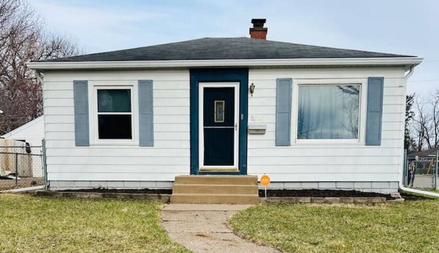 Cheerful 2 BR *Walking distance to Trinity RI*