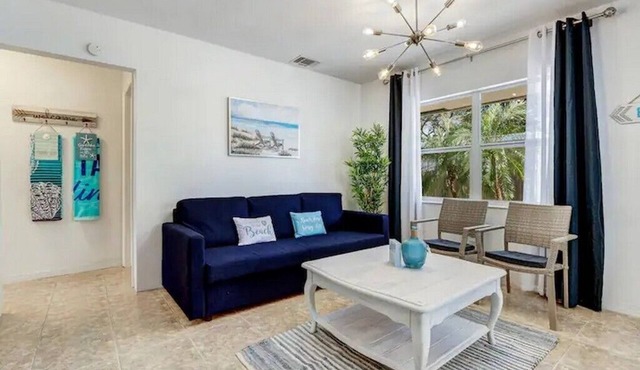Cheerful 2Bd Home, 10 Min to Hollywood Beach