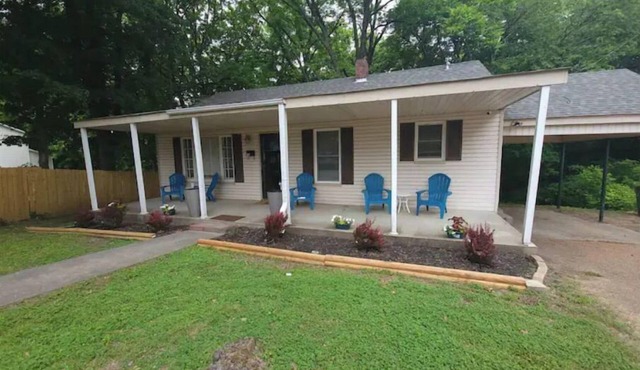 Cheerful 2bedroom bungalow w/parking on premises!