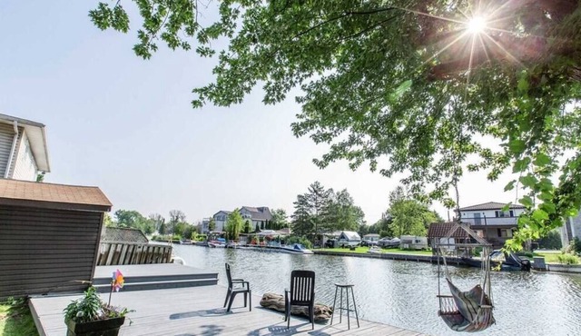 Cheerful 2BR-2Bath Cottage by the Lake, Parking