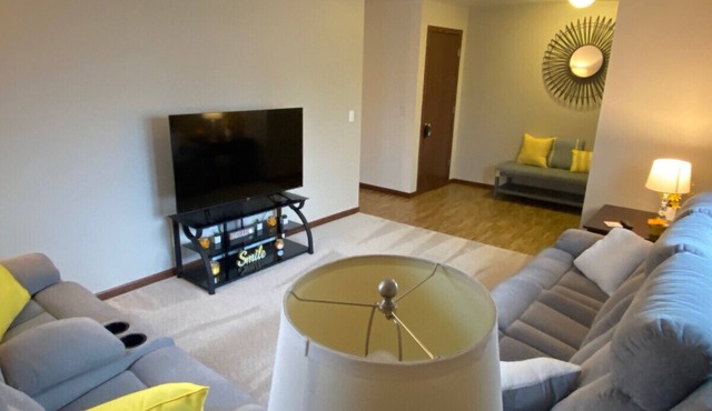 Cheerful 2BR near I41