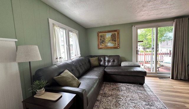 Cheerful 2nd Floor Unit w/balcony