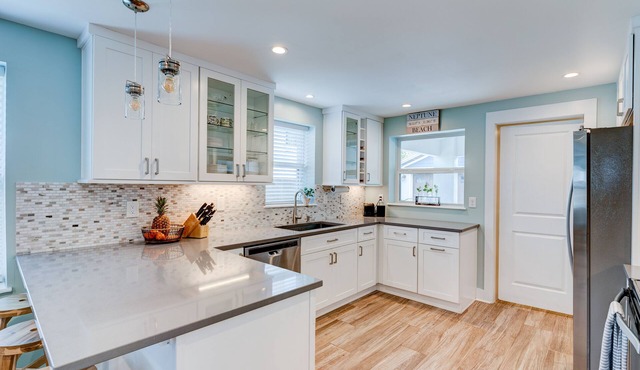 Cheerful 3/2 bungalow - 1,000ft to the sand!