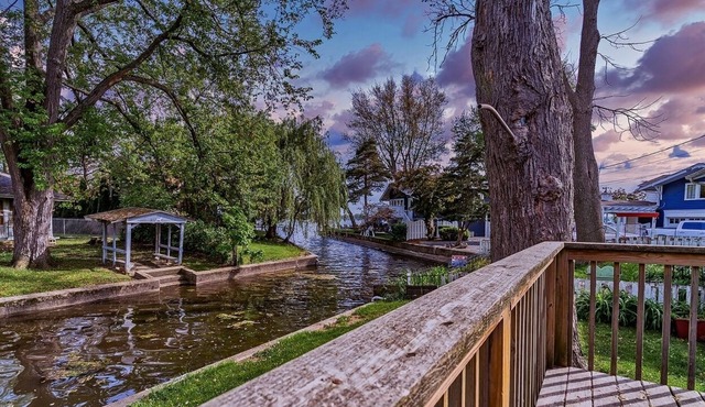 Cheerful 3 bdrm home next to the lake, with free parking on premise