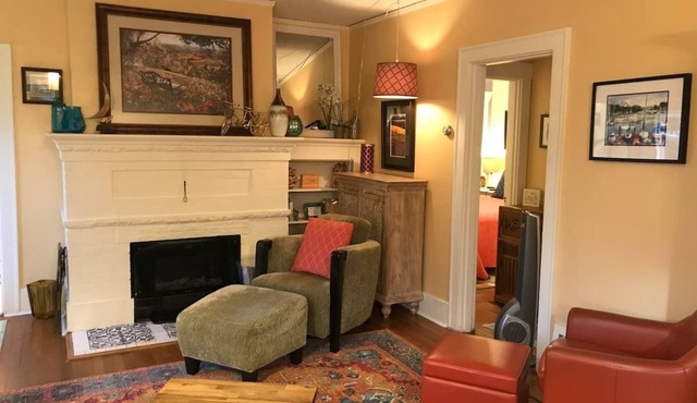 Cheerful 3 Bdrm w/Kitchen & LR in West Seattle