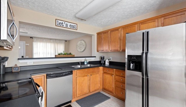 Cheerful 3 bed 2.5 bath townhome in Prattville!