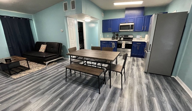 Cheerful 3 Bed home w/free parking, Wifi, Full Kitchen & Workstation. Sleeps 9
