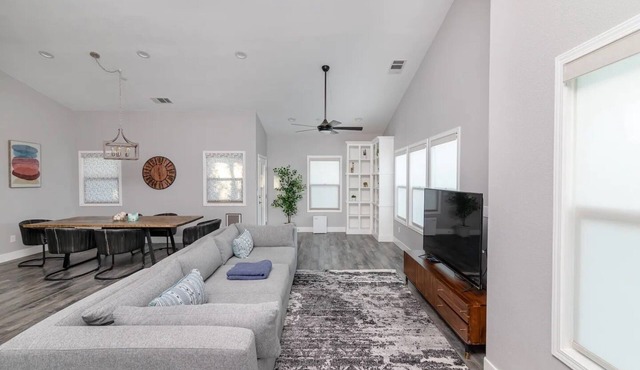 Cheerful 3 bed rooms with pool