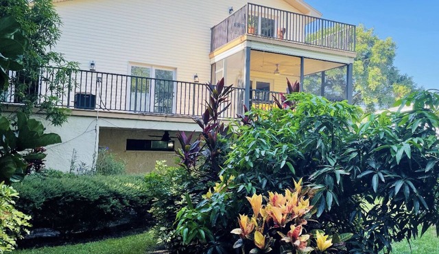 Cheerful 3 Bedroom Home- 5 minutes from 2 beaches!