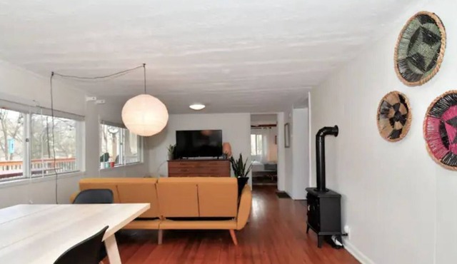 Cheerful 3 bedroom cottage on lake with hot tub