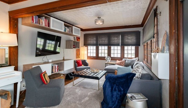 Cheerful 3 Bedroom/2 Bathroom Bungalow w/private Hot Tub + Private Deck/Patio