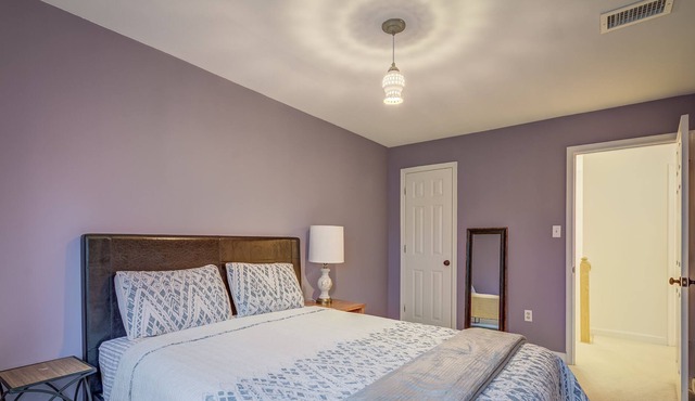 Cheerful 3 bedroom 2.5 bath king bed