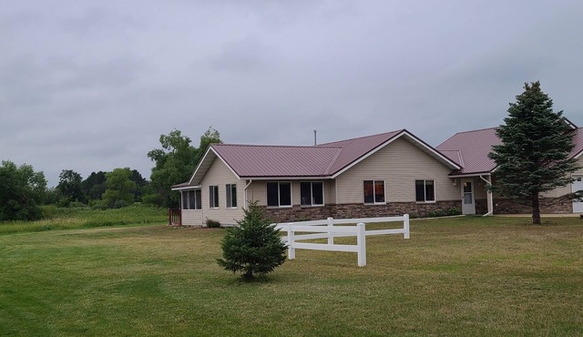 Cheerful 3-bedroom, 6 acre home on the lake!